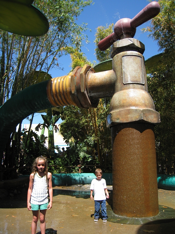 2008-04-13 04 Disneyland faucet, Abby and Greg.JPG - I Z C   ; D i s n e y l a n d ;